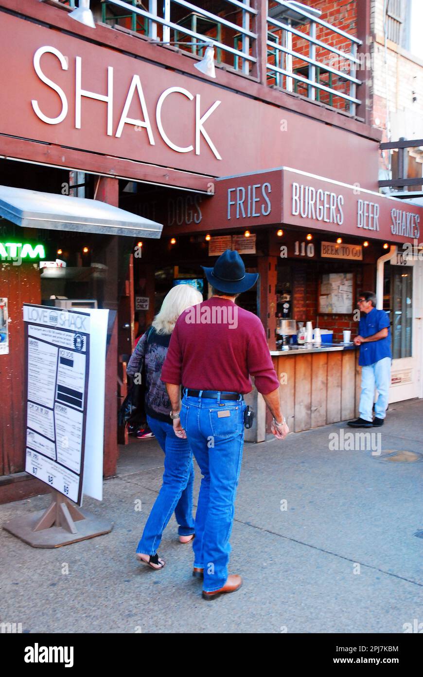 Un paio di passeggiate accanto al Love Shack, un bar e ristorante popolare presso il Fort Worth Stockyards Foto Stock
