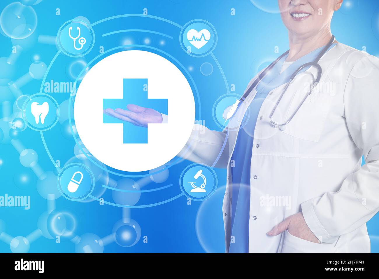 Concetto di tecnologia medica. Medico maturo e illustrazione di croce con diverse icone su sfondo turchese Foto Stock