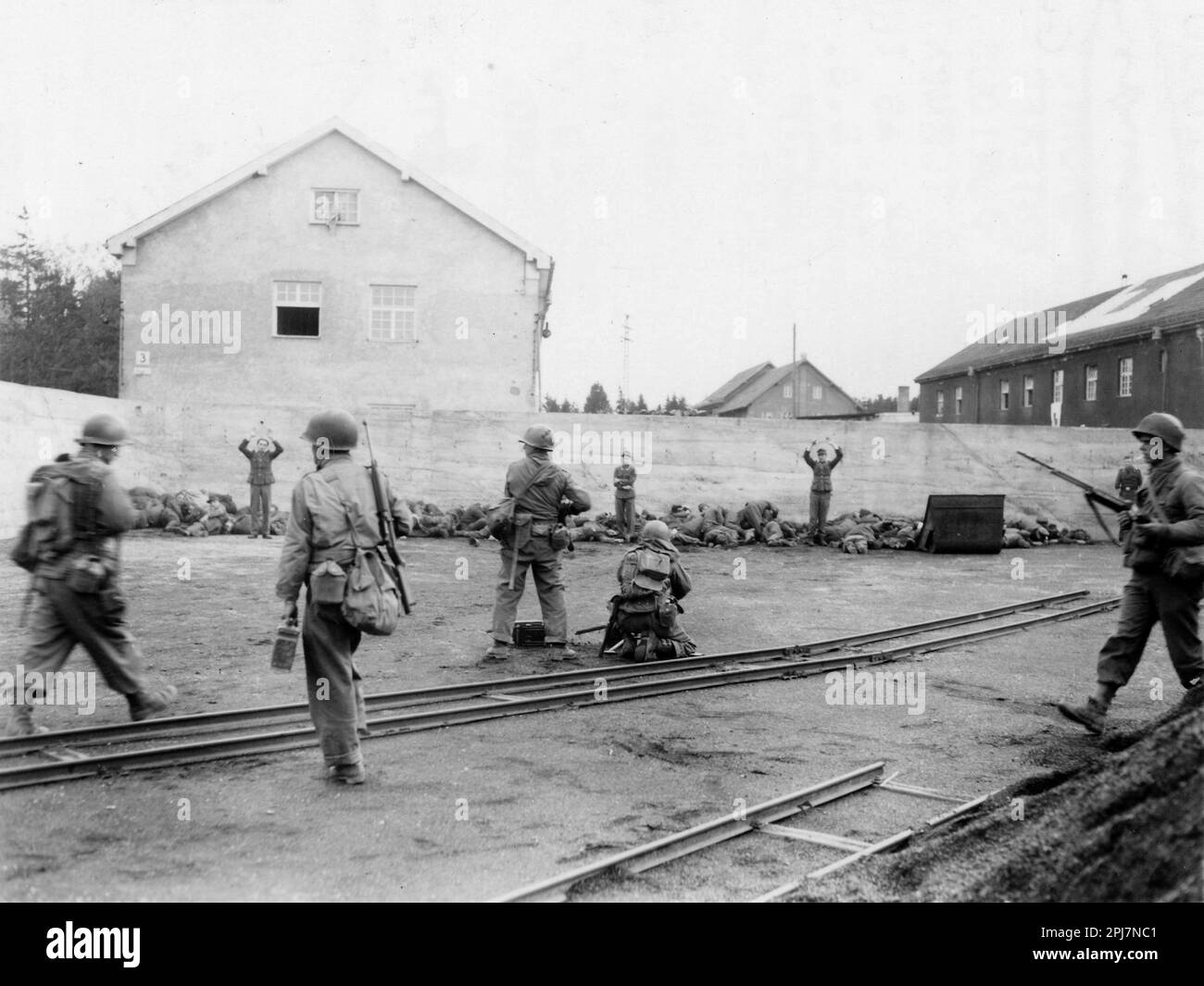 Fotografa che presumibilmente mostra un'esecuzione non autorizzata di truppe SS in un cantiere carbonifero nella zona del campo di concentramento di Dachau durante la sua liberazione Foto Stock
