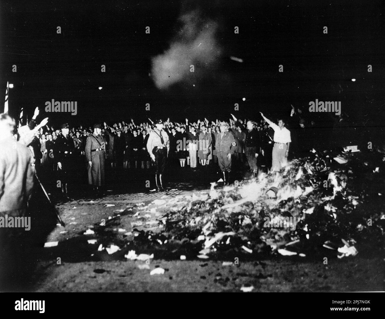 La gente che dà il saluto ai nazisti e guarda come i libri ebrei sono bruciati su un enorme fuoco in Opernplatz, Berlino. Foto Stock