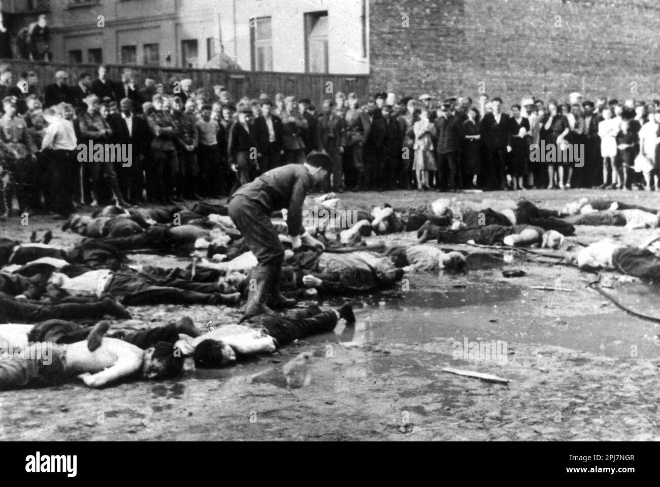 Civili lituani e soldati tedeschi assistettero al massacro di 68 ebrei nel garage Lietūkis di Kaunas, Lituania, il 25 o 27 giugno 1941. Foto Stock