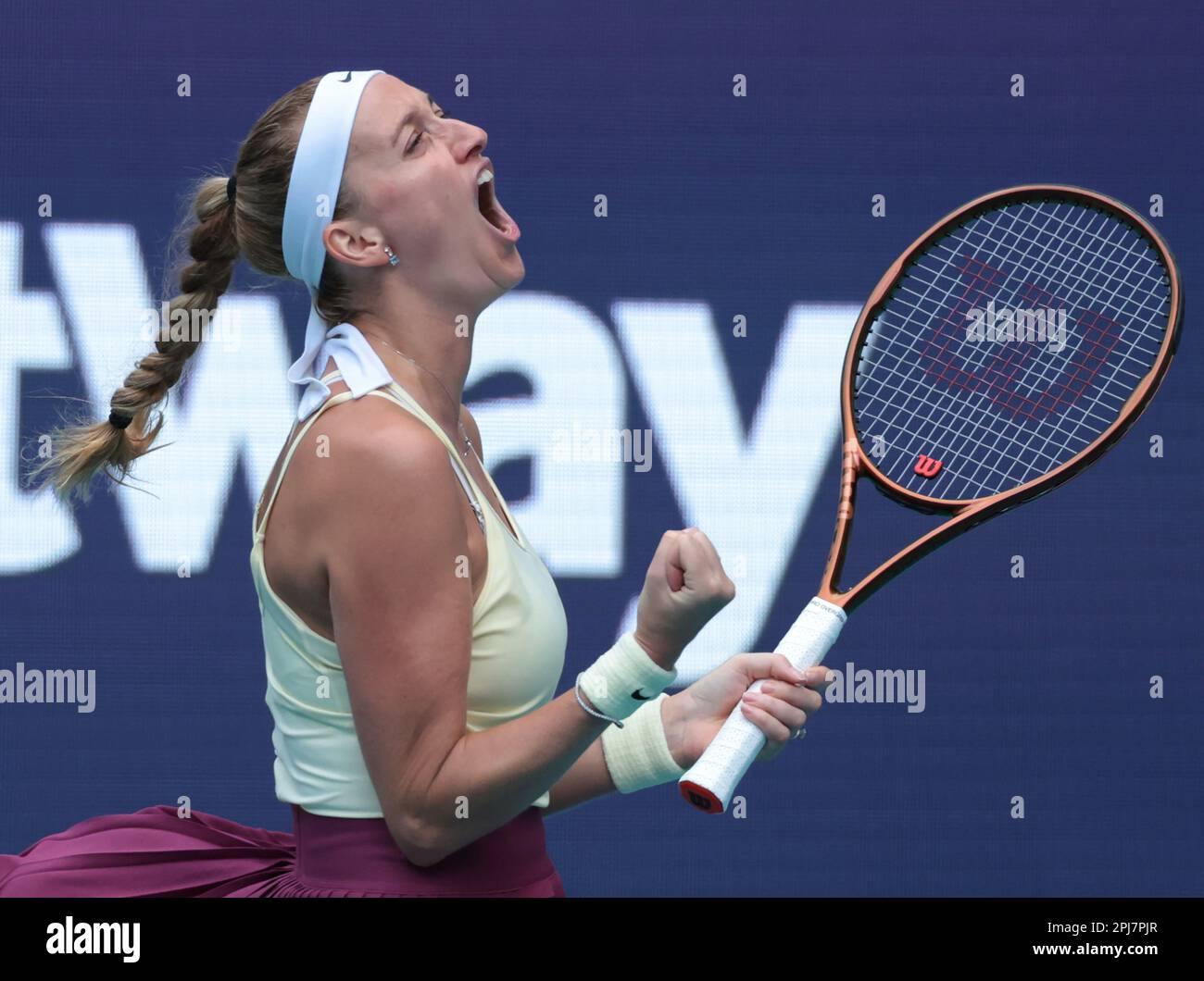Miami Gardens, Stati Uniti. 31st Mar, 2023. Petra Kvitova, Repubblica Ceca, reagisce alla vittoria del primo set contro Sorana Cirstea dalla Romania nella semifinale femminile sul campo da stadio al Miami Open nell'Hard Rock Stadium di Miami Gardens, Florida, venerdì 31 marzo 2023. Kvitova sconfisse Cirstea 7-5, 6-4 per avanzare alle finali. Foto di Gary i Rothstein/UPI Credit: UPI/Alamy Live News Foto Stock