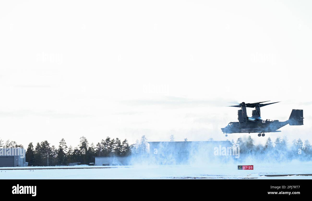 NEGLI STATI UNITI Air Force CV-22B Osprey con la 352d Special Operations Wing, decollo durante un esercizio di addestramento bilaterale presso la base aerea Utti, Finlandia, 30 marzo 2023. Insieme, le forze statunitensi e i nostri partner e nazioni alleate affinano le competenze, ottimizzano l'interoperabilità, coltivano relazioni chiave e si acclimatano alle sfide intrinseche poste dalle condizioni climatiche estreme dell'Artico allenandosi nell'Alto Nord. (STATI UNITI Foto Air Force di Tech. Izabella Workman) Foto Stock