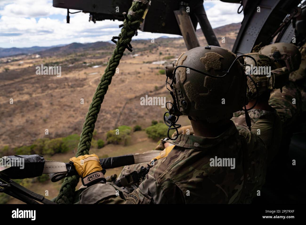 I soldati assegnati al 7th Special Forces Group (Airborne) dirigono l'addestramento Fast Rope Insertion/Extraction System (FRIES) durante il CENTAM Guardian 2023 in Guatemala, Mar 20 2023. CENTAM Guardian 23 (CG23) è un esercizio annuale multinazionale per la creazione di partnership, progettato per sviluppare capacità e capacità con le nazioni partner dell'America centrale. (STATI UNITI Foto dell'esercito di Sgt. Hunter Garcia) Foto Stock