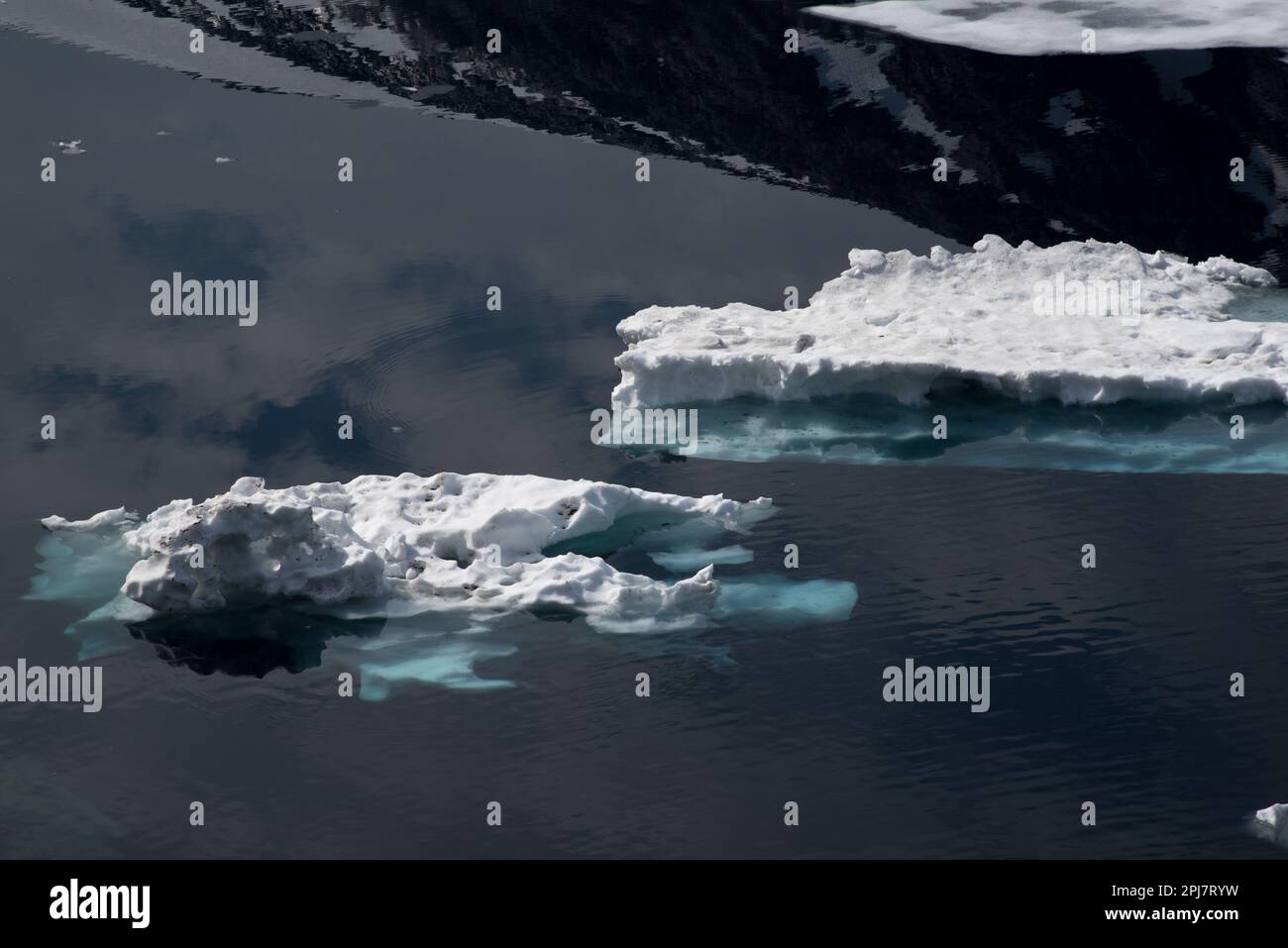 A Djupvatnet circa 1000 metri sul livello del mare nella contea di Møre og Romsdal, nella Norvegia occidentale, il ghiaccio si sta sciogliendo alla fine di maggio 2018 Foto Stock