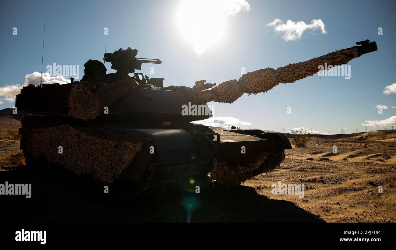 I soldati assegnati al battaglione 'Hound' 3rd, 67th reggimento armato, 2nd squadra di combattimento della Brigata blindata, 3rd divisione fanteria, guidano il carro armato M1A2 SEPv3 Abrams modernizzato a Fort Irwin, California, 28 febbraio 2023. La Brigata Spartana, la brigata più modernizzata dell’Esercito, ha completato la sua rotazione NTC 23-05, rendendola non solo l’unità più attrezzata ma più letale dell’arsenale americano mentre l’Esercito si muove verso la costruzione dell’Esercito del 2030. (STATI UNITI Foto dell'esercito di Sgt. DRE Stout) Foto Stock