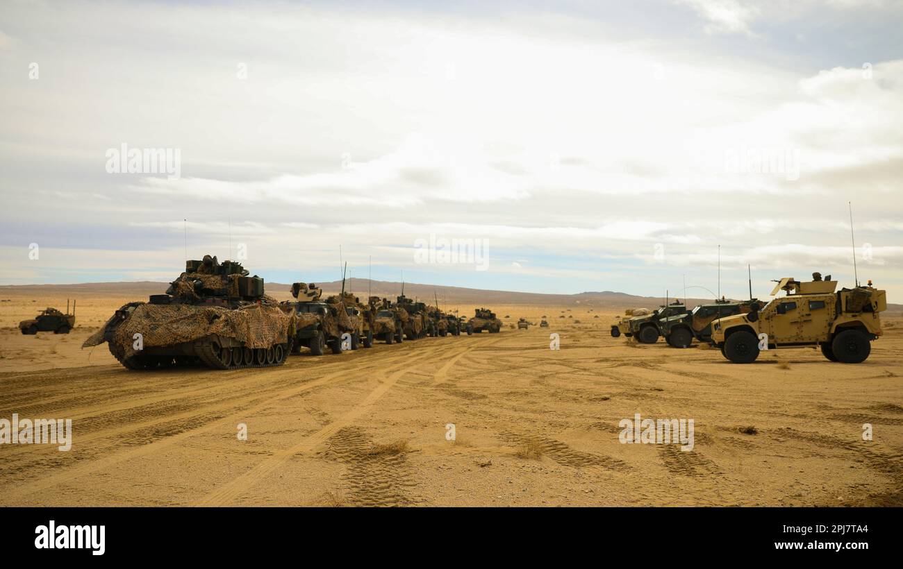 STATI UNITI Soldati dell'esercito assegnati al Battaglione 'Hound' 3rd, 67th reggimento armato, 2nd squadra di combattimento delle Brigate Armorate, 3rd divisione di fanteria, allinea i loro veicoli militari a Fort Irwin, California, 24 febbraio 2023. La Brigata Spartana, la brigata più modernizzata dell’Esercito, ha completato la sua rotazione NTC 23-05, rendendola non solo l’unità più attrezzata ma più letale dell’arsenale americano mentre l’Esercito si muove verso la costruzione dell’Esercito del 2030. (STATI UNITI Foto dell'esercito di Sgt. DRE Stout, 50th distaccamento degli affari pubblici) Foto Stock