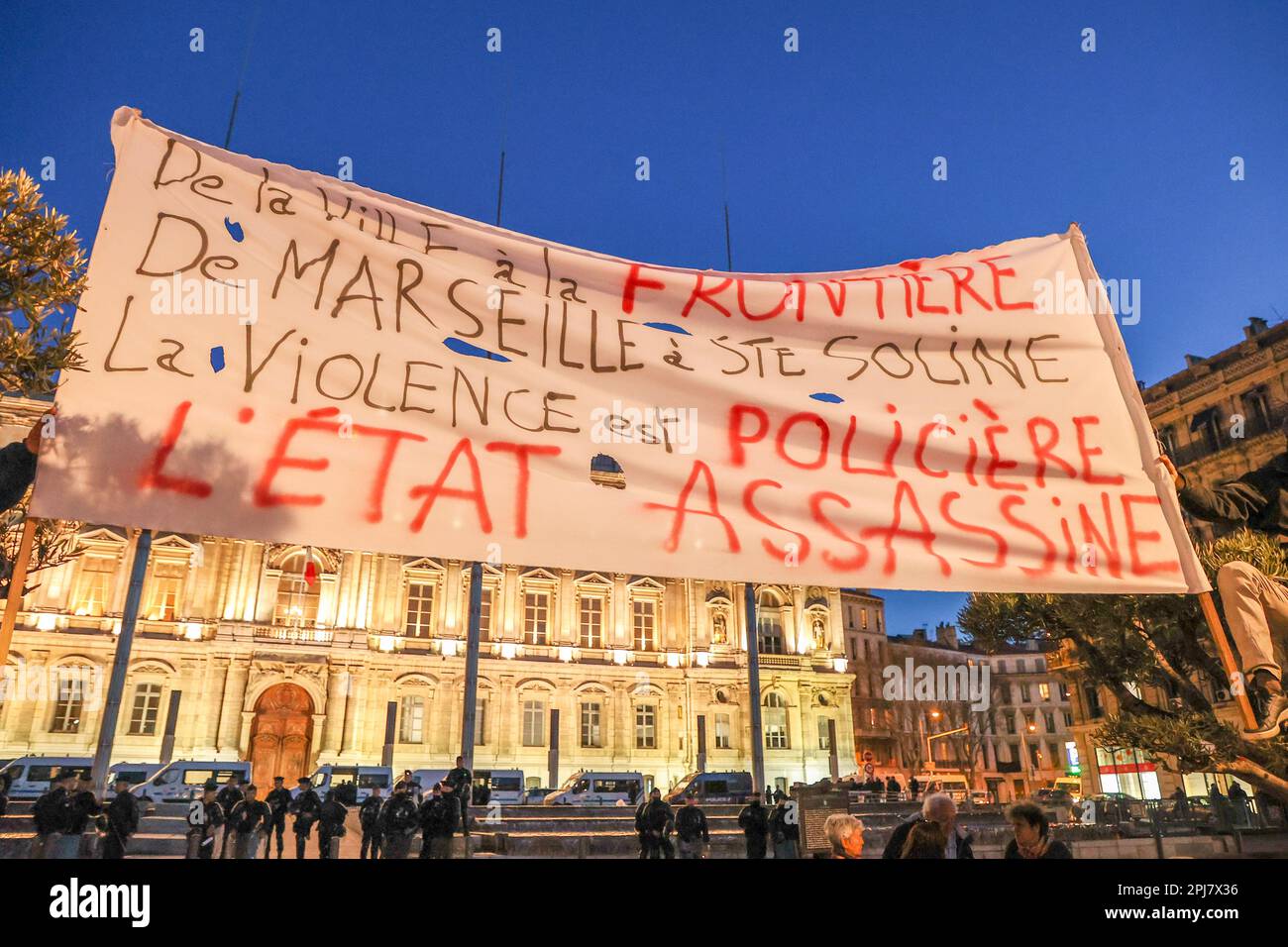 Marsiglia, Francia. 30th Mar, 2023. Durante la dimostrazione viene visualizzato un banner che esprime l'opinione dei manifestanti. Su invito dell'organizzazione 'Les uprisings of the Earth', sono stati organizzati raduni nelle principali città della Francia, di fronte alle prefetture e ai comuni per protestare contro la violenza della polizia.a Marsiglia, Diverse centinaia di persone si sono riunite davanti alla Prefettura per chiedere le dimissioni del Ministro dell'interno, Gérald Darmanin. Credit: SOPA Images Limited/Alamy Live News Foto Stock