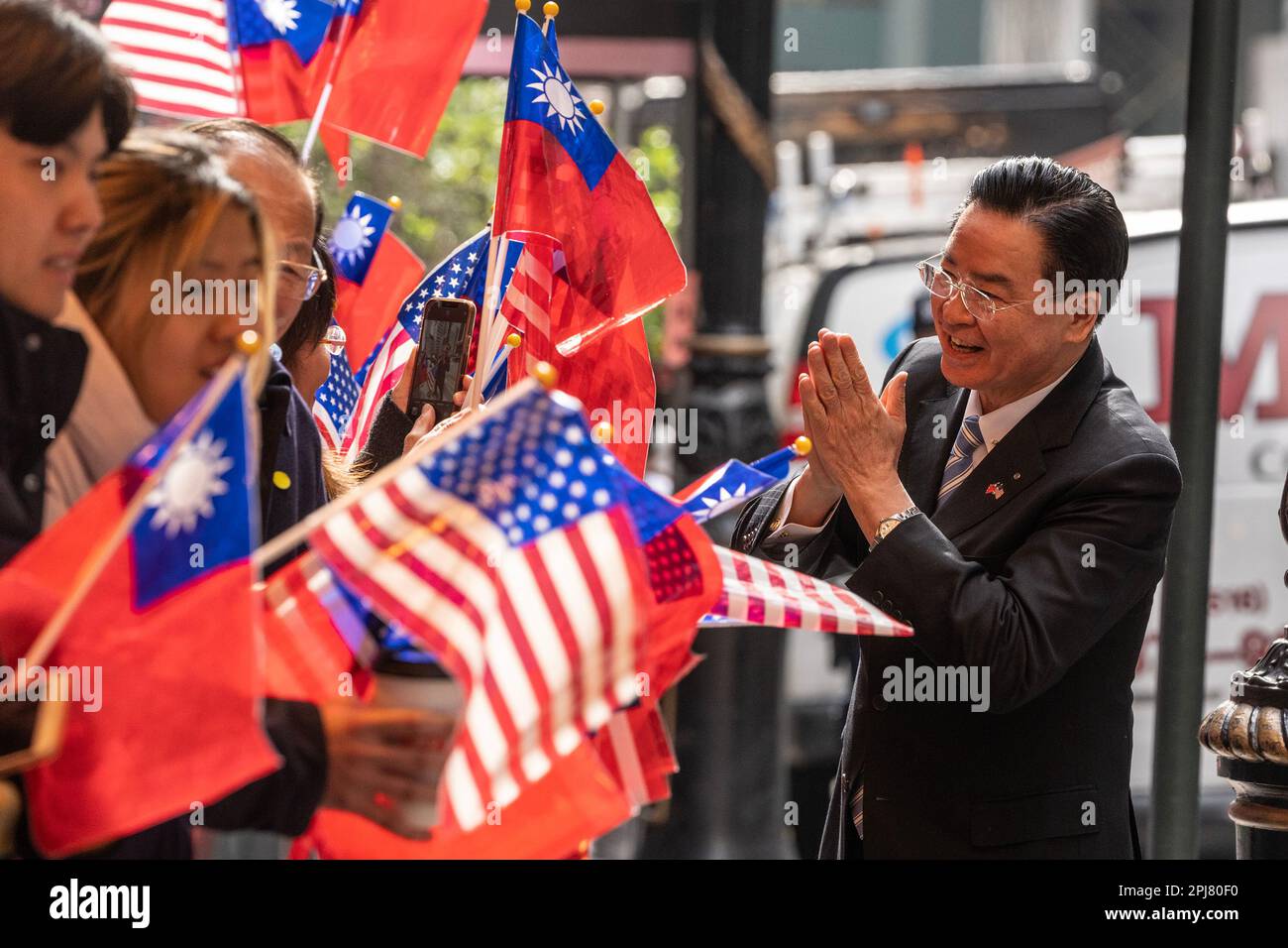 New York, Stati Uniti. 31st Mar, 2023. WU Zhaoxie (Joseph Wu) il Ministro degli Affari Esteri di Taiwan saluta i sostenitori della Taiwan libera riuniti per salutare il Presidente di Taiwan Tsai ing-wen mentre sta per lasciare il Palazzo Lotte a New York il 31 marzo 2023. Il Presidente di Taiwan si contenderà negli Stati Uniti in visita a Washington, DC e Los Angeles e in seguito in visita nei paesi sudamericani. (Foto di Lev Radin/Sipa USA) Credit: Sipa USA/Alamy Live News Foto Stock