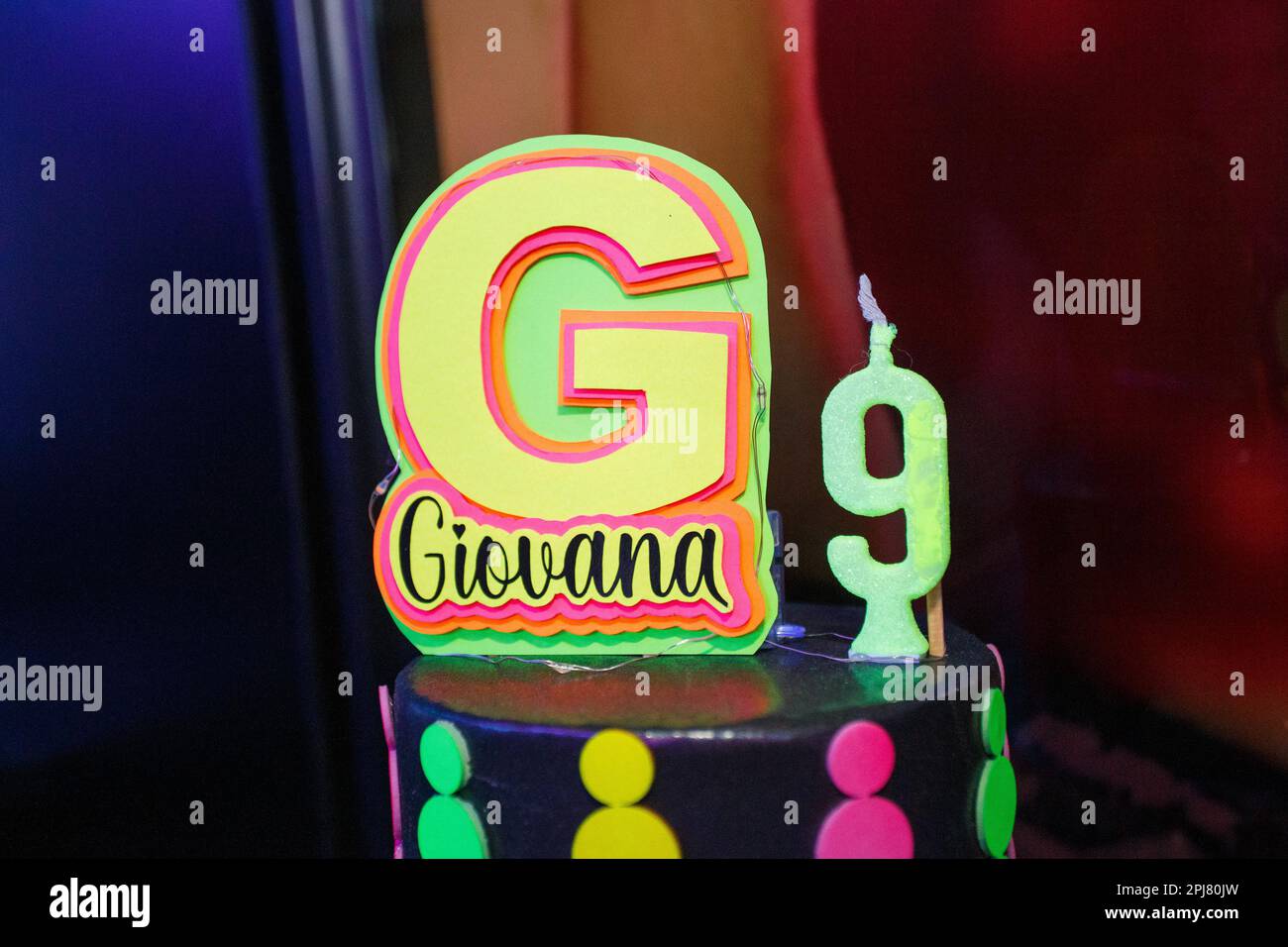 Torta finta con il numero nove e il nome Giovana con un tema al neon a Rio de Janeiro, Brasile. Foto Stock
