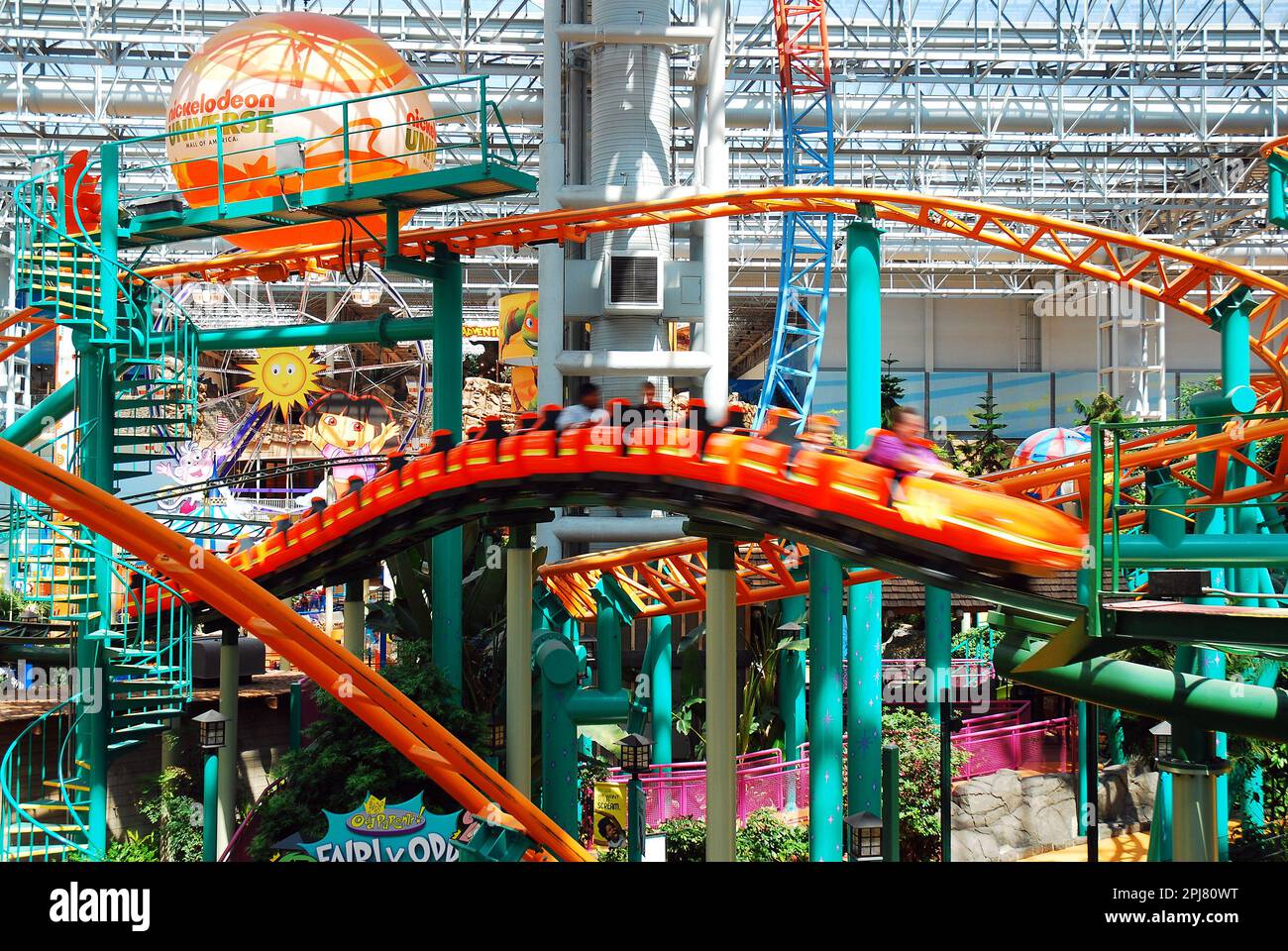Un Rollercoaster Ride frusta le persone rapidamente al parco divertimenti al coperto di Nickelodeon Universe, nel Mall of America, Minnesota Foto Stock