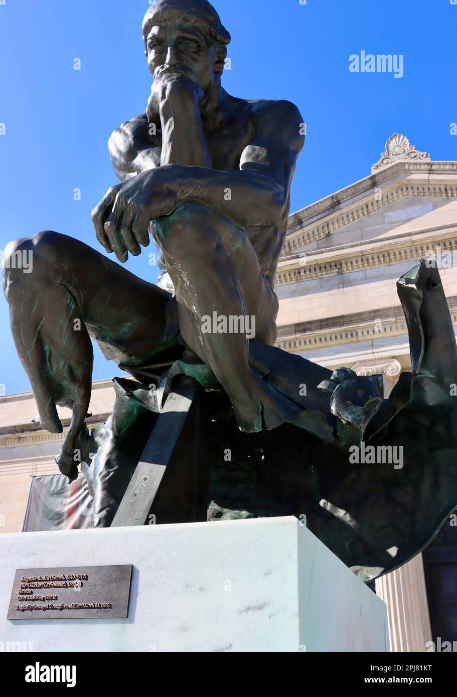 Il Pensatore di Auguste Rodin, in cima alla scala principale del museo di Cleveland, fu parzialmente distrutto in un bombardamento del 1970 e non fu mai restaurato. Foto Stock