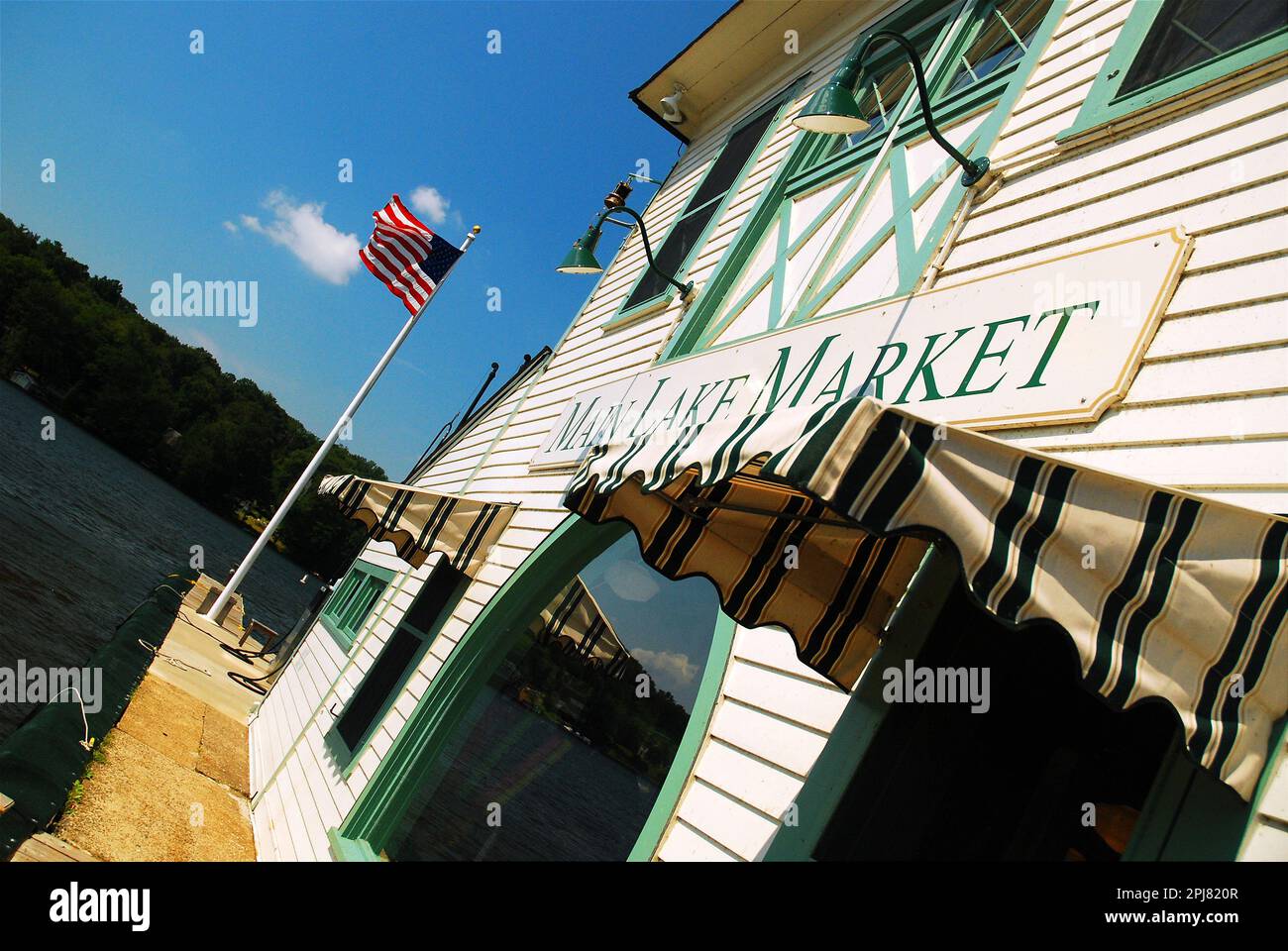 Il Main Lake Market si trova sul lungomare del lago Hopatcong, New Jersey, e serve i turisti estivi con un negozio generico Foto Stock