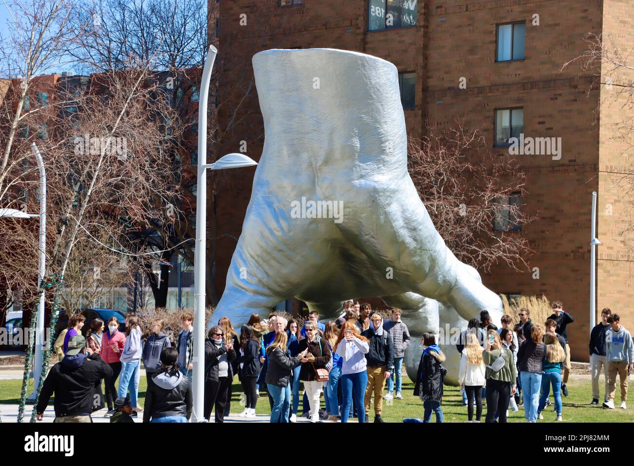 Scultura 'mano di Judy' di Tony Tasset al Toby's Plaza della Case Western Reserve University, accanto al museo MOCA di Cleveland, Ohio Foto Stock