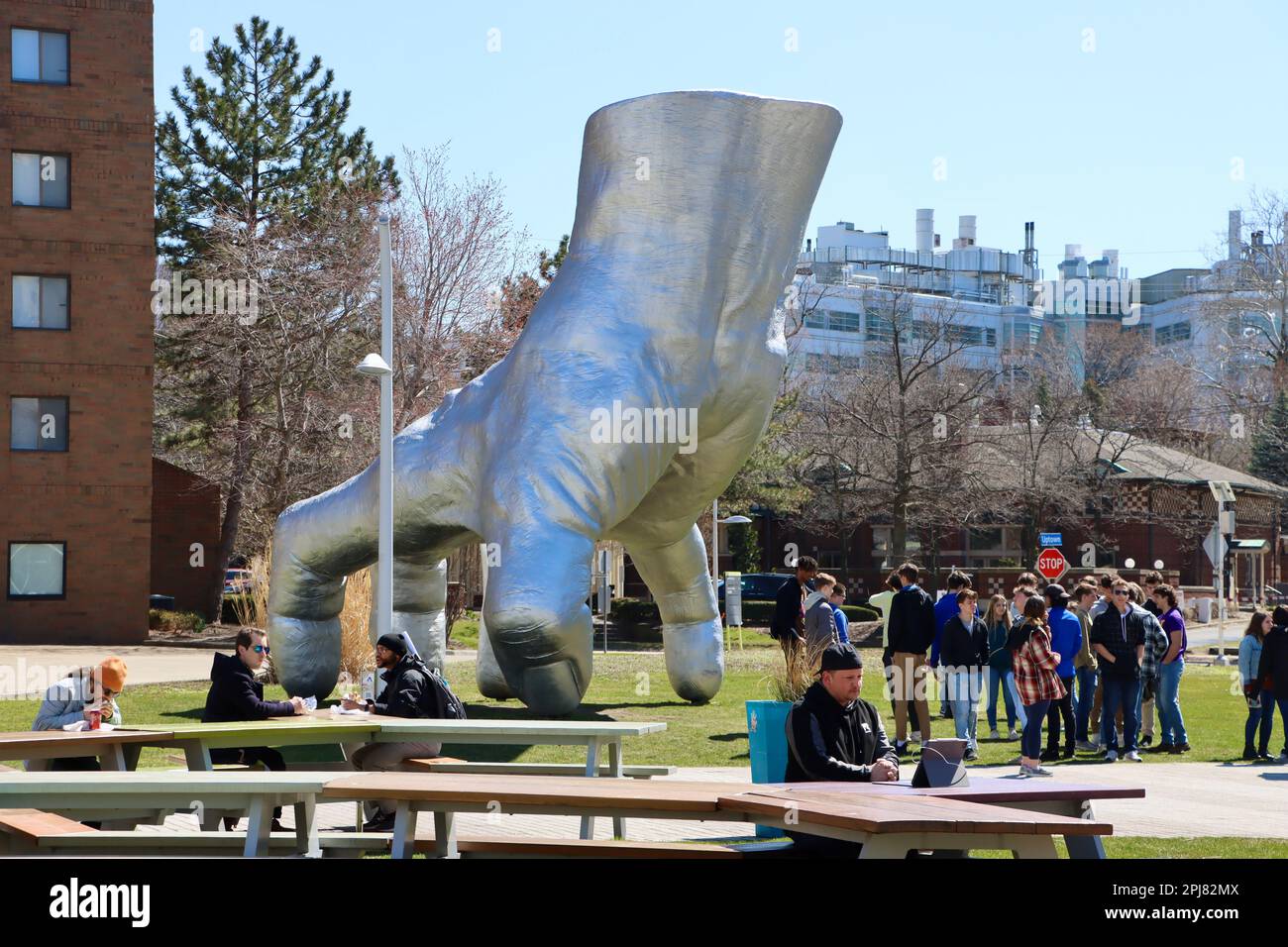 Scultura 'mano di Judy' di Tony Tasset al Toby's Plaza della Case Western Reserve University, accanto al museo MOCA di Cleveland, Ohio Foto Stock