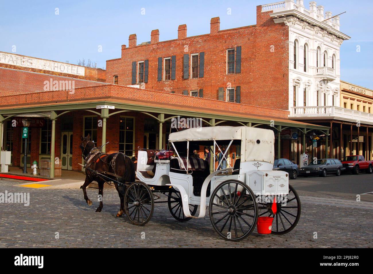 Un cavallo e una carraige portano i visitatori in un tour della storica Old Sacramento, California Foto Stock