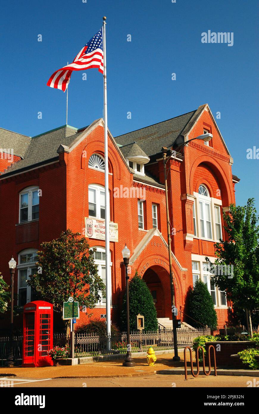 Il municipio di Oxford, a Oxford, Mississippi, è il centro della politica e della leadership locale Foto Stock