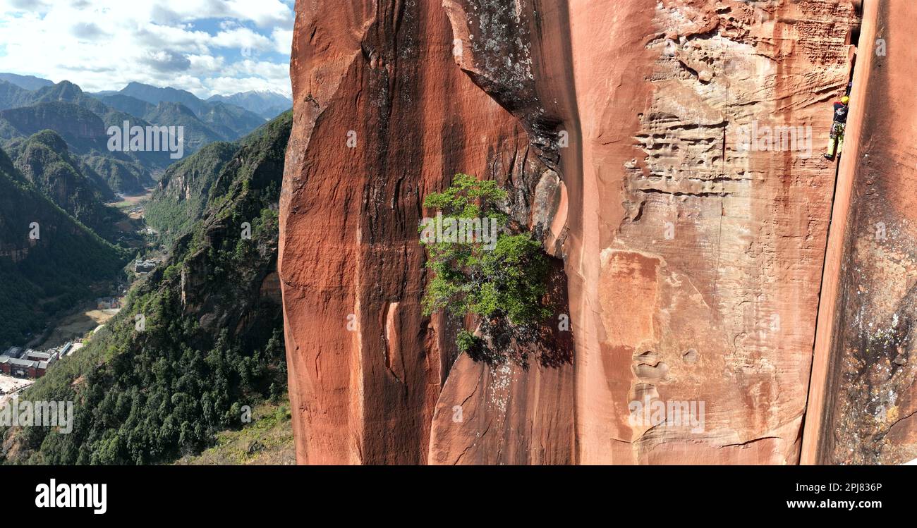 Uomo che fa arrampicata in montagne remote in Cina Foto Stock