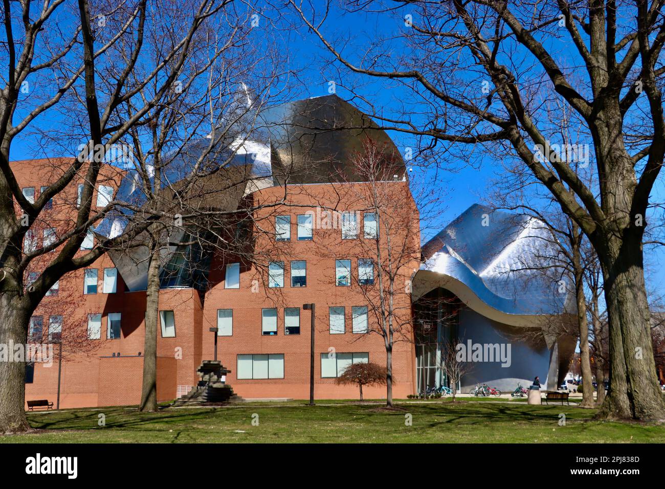 Frank Gehry ha progettato Peter B Lewis edificio della Weatherhead School of Management presso University Circle a Cleveland, Ohio Foto Stock