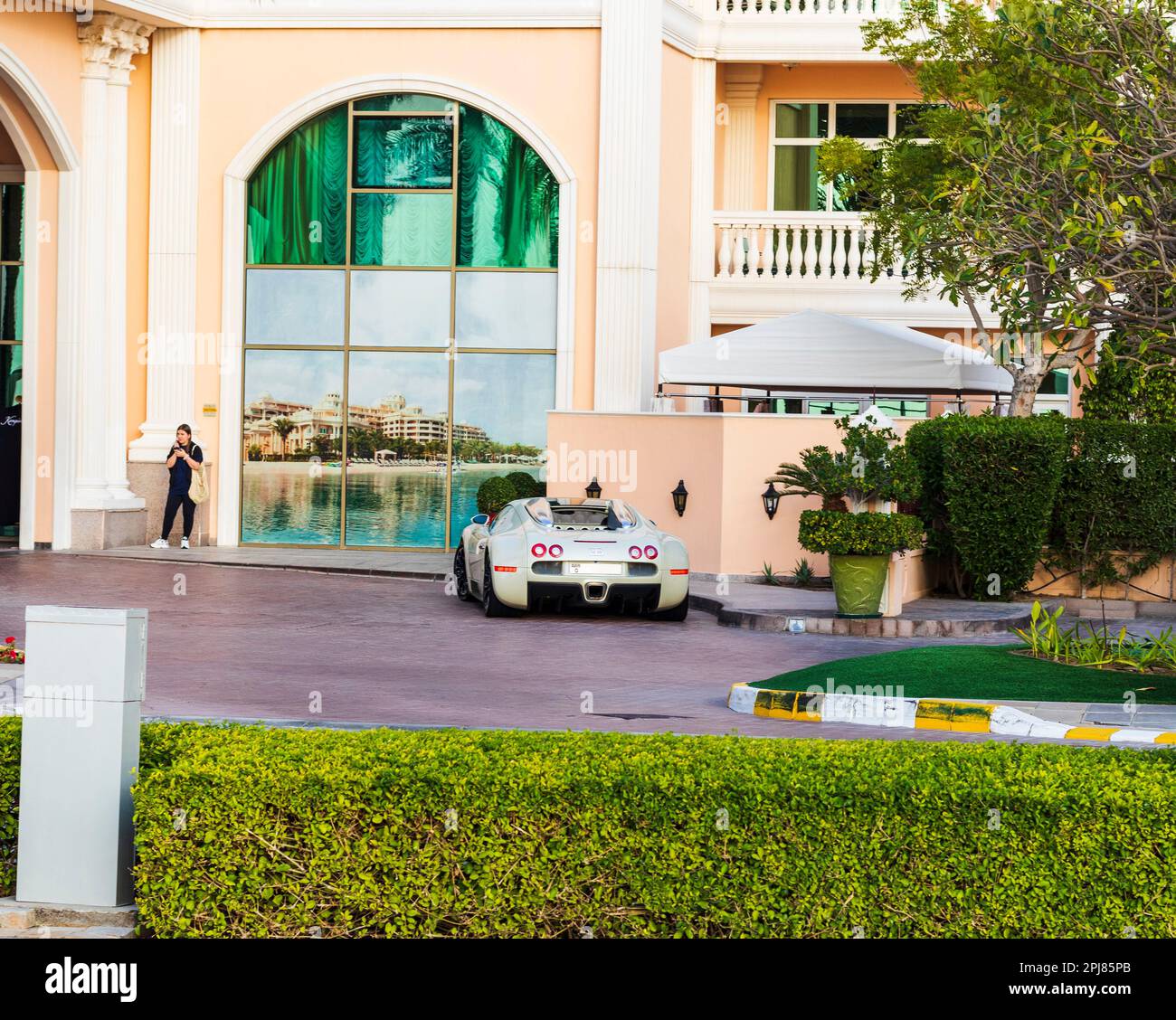 Dubai, Emirati Arabi Uniti - 01.15.2023 - Bugatti Veyron al parcheggio con parcheggiatore dell'hotel Foto Stock