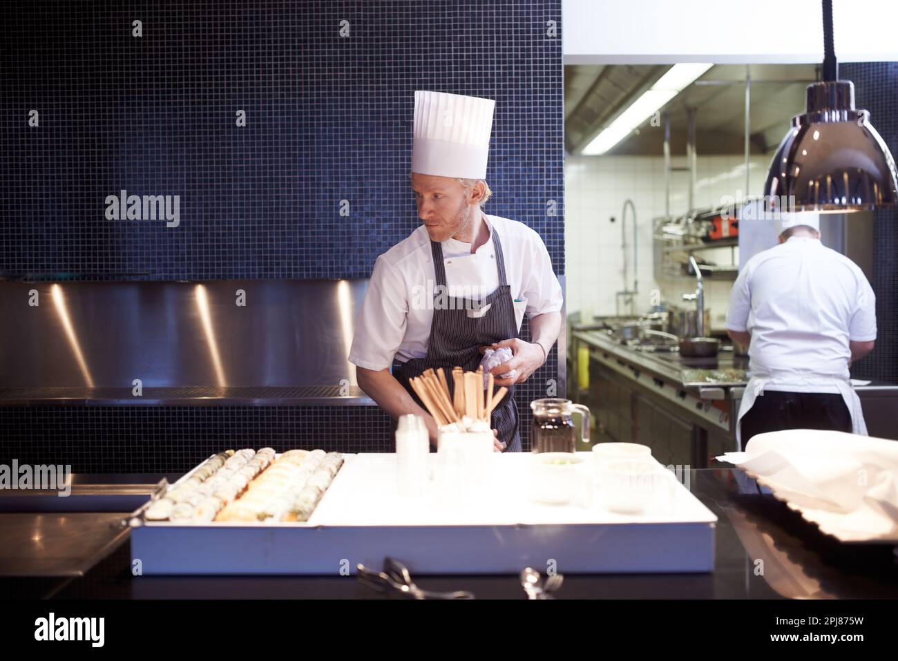 MIS sul posto. chef che preparano un servizio di pasto in una cucina professionale. Foto Stock