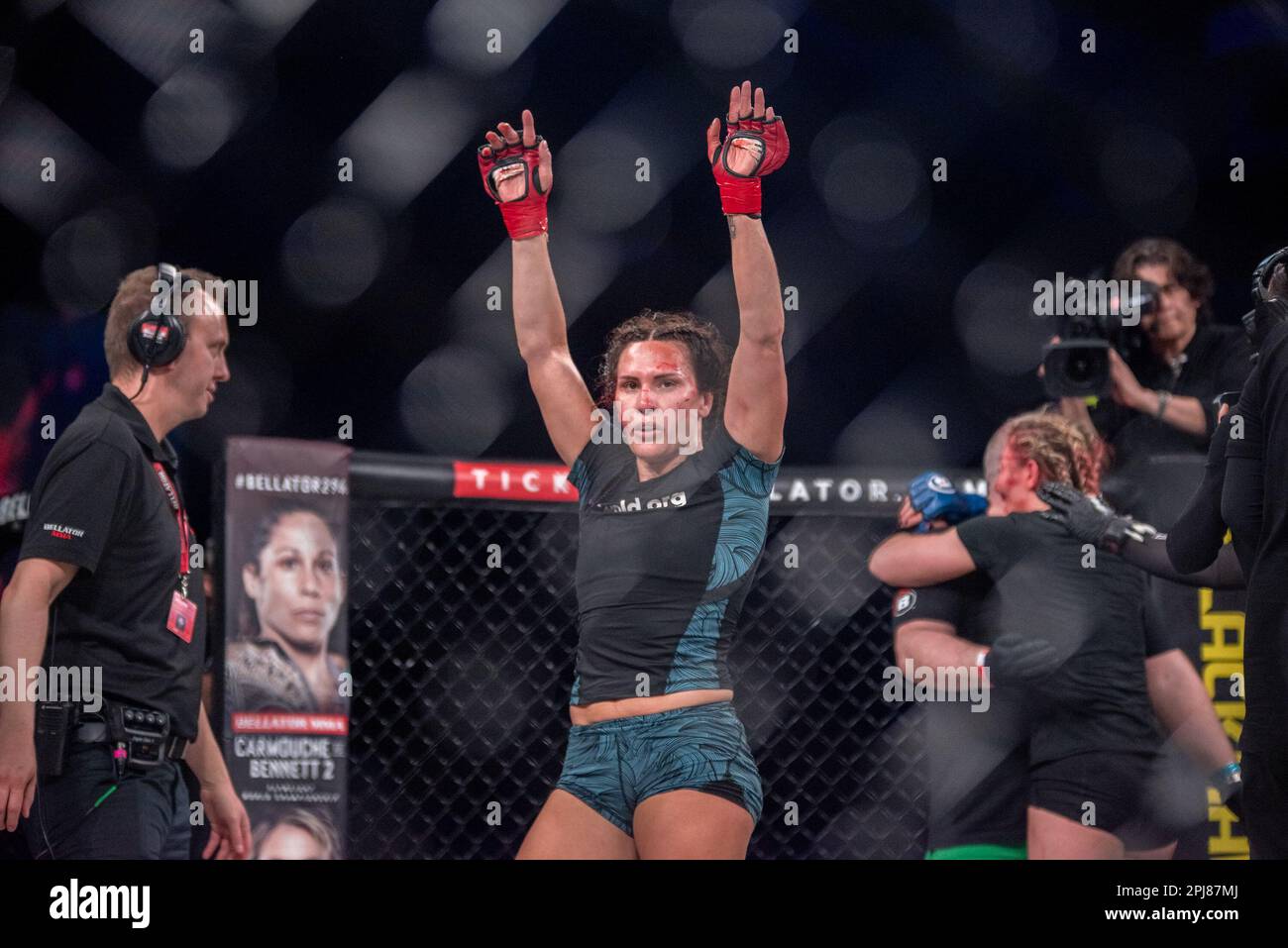 Temecula, California, Stati Uniti. 31st Mar, 2023. TEMECULA, CALIFORNIA - 31 MARZO: Cat Zingano alza le braccia dopo il suo peso di piuma contro Leah McCourt durante l'evento Bellator 293 al Pechanga Resort and Casino il 31st marzo 2023 a Temecula, California, Stati Uniti. (Credit Image: © Matt Davies/PX Imagens via ZUMA Press Wire) SOLO PER USO EDITORIALE! Non per USO commerciale! Credit: ZUMA Press, Inc./Alamy Live News Foto Stock