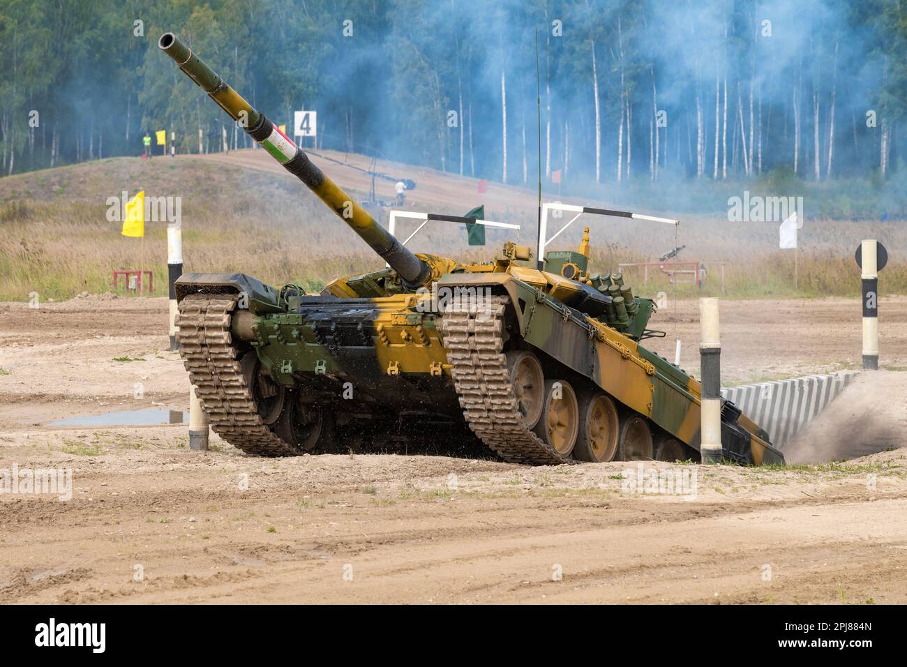 ALABINO, RUSSIA - 19 AGOSTO 2022: Il Tank T-72B3 supera gli ostacoli del fosso. Frammento del biathlon carro armato ai giochi militari internazionali Foto Stock
