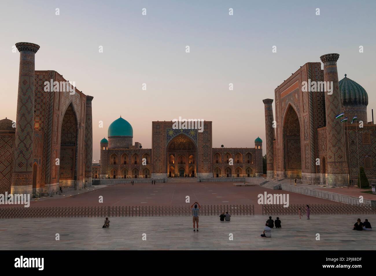 SAMARCANDA, UZBEKISTAN - 14 SETTEMBRE 2022: Piazza Registan in una calda serata di settembre Foto Stock