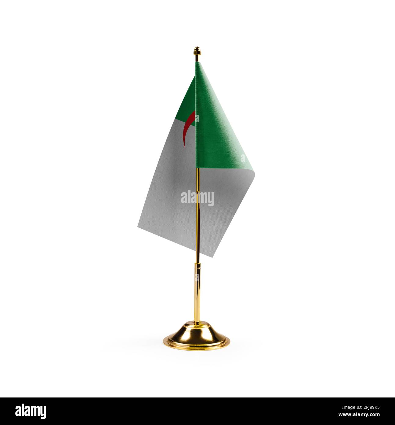 Piccola bandiera nazionale dell'Algeria su sfondo bianco. Foto Stock