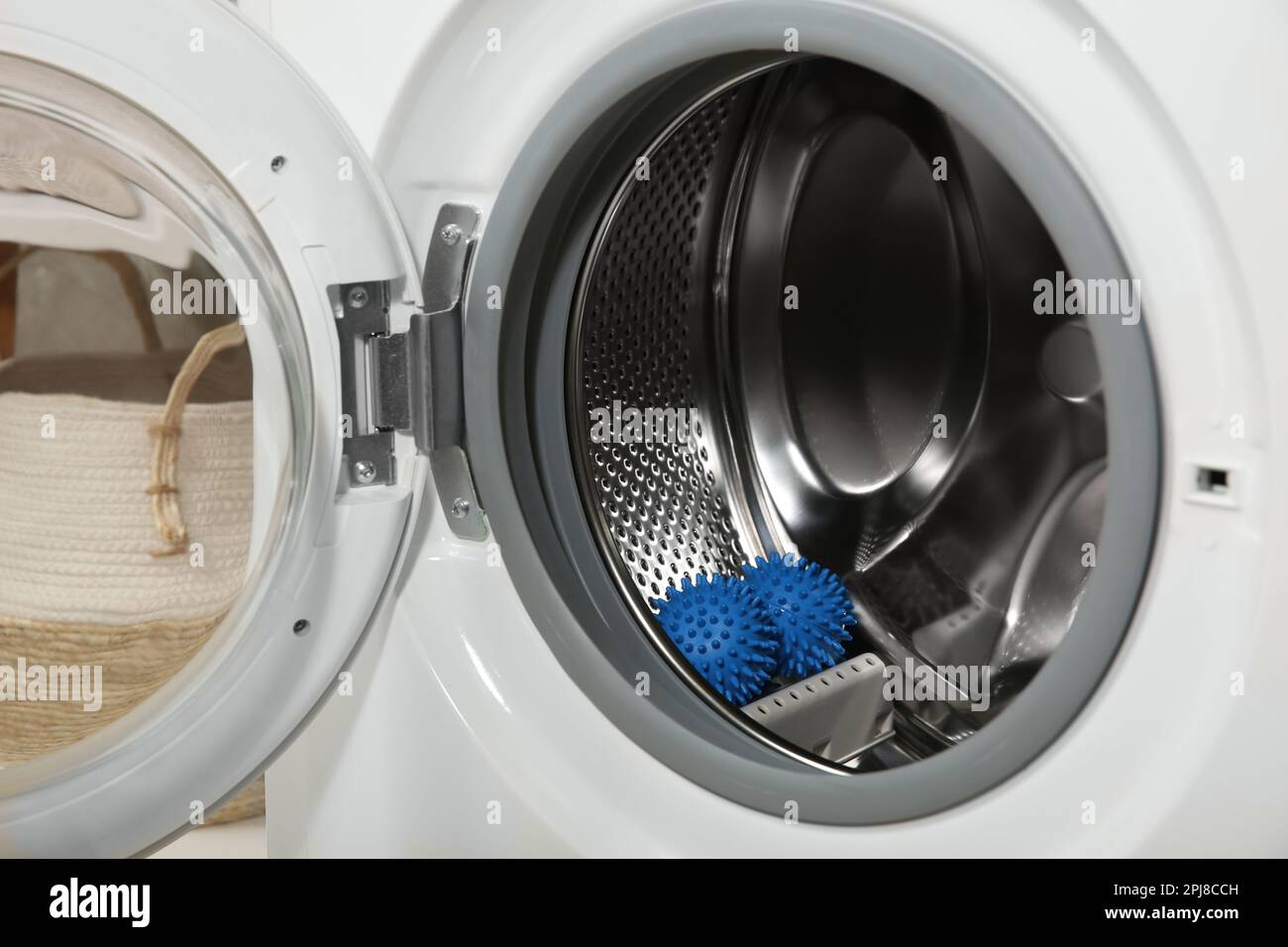 Palline asciugatrici blu in cestello per lavatrice Foto stock - Alamy