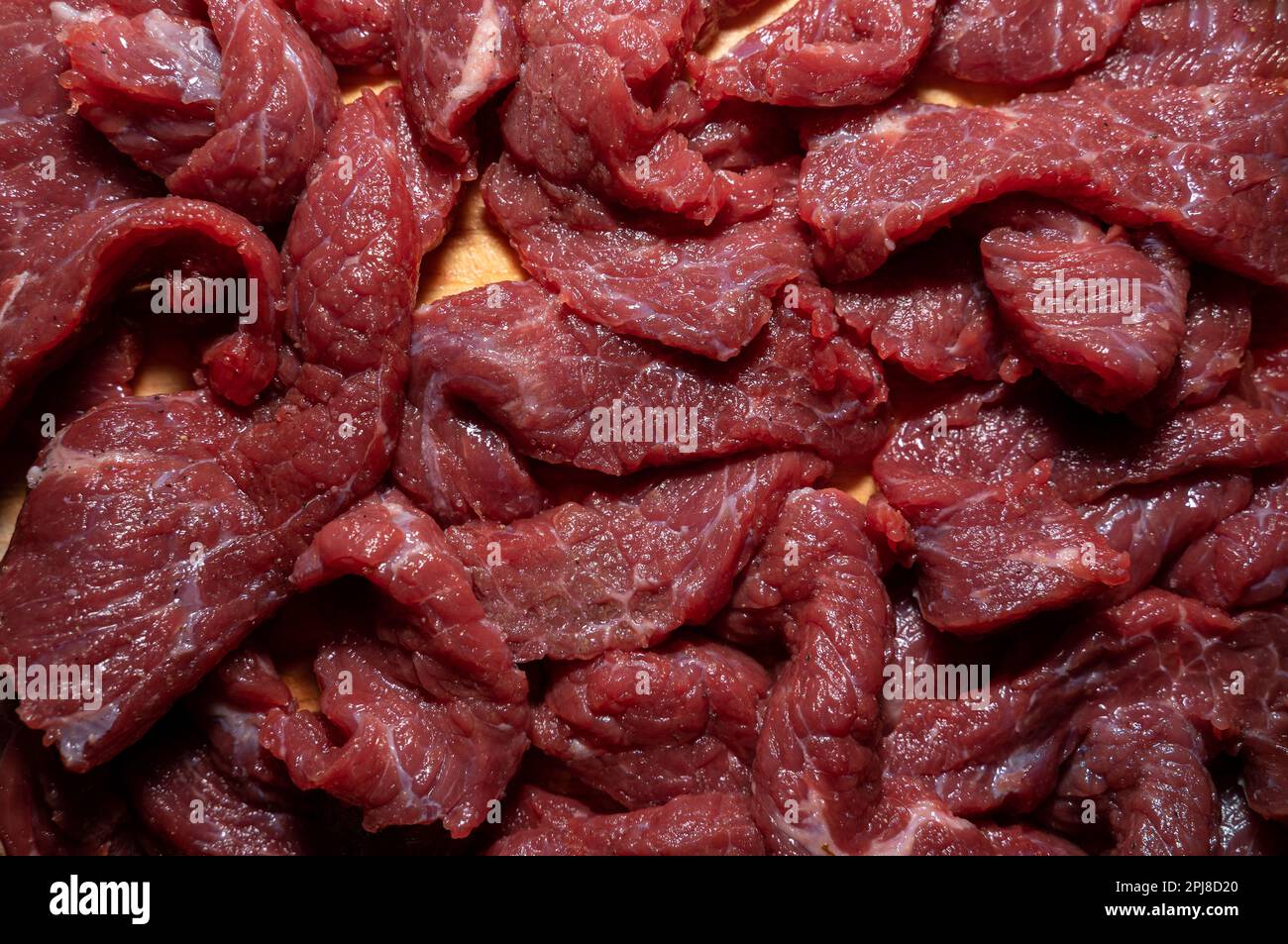 Molti pezzi di carne di manzo cruda tritati Foto Stock