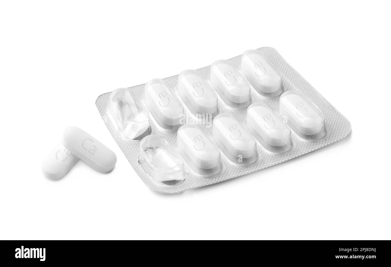 Blister con pillole di integratore di calcio su sfondo bianco Foto Stock
