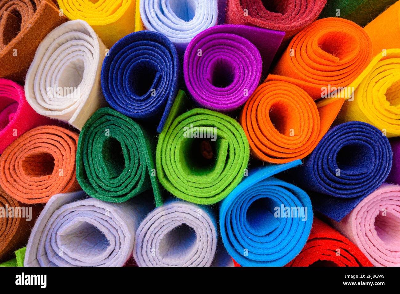 In strada, rotoli di feltro di colori diversi e luminosi all'esterno di un negozio. In strada, rotoli di feltro di colori diversi e luminosi all'esterno di un negozio. Foto Stock