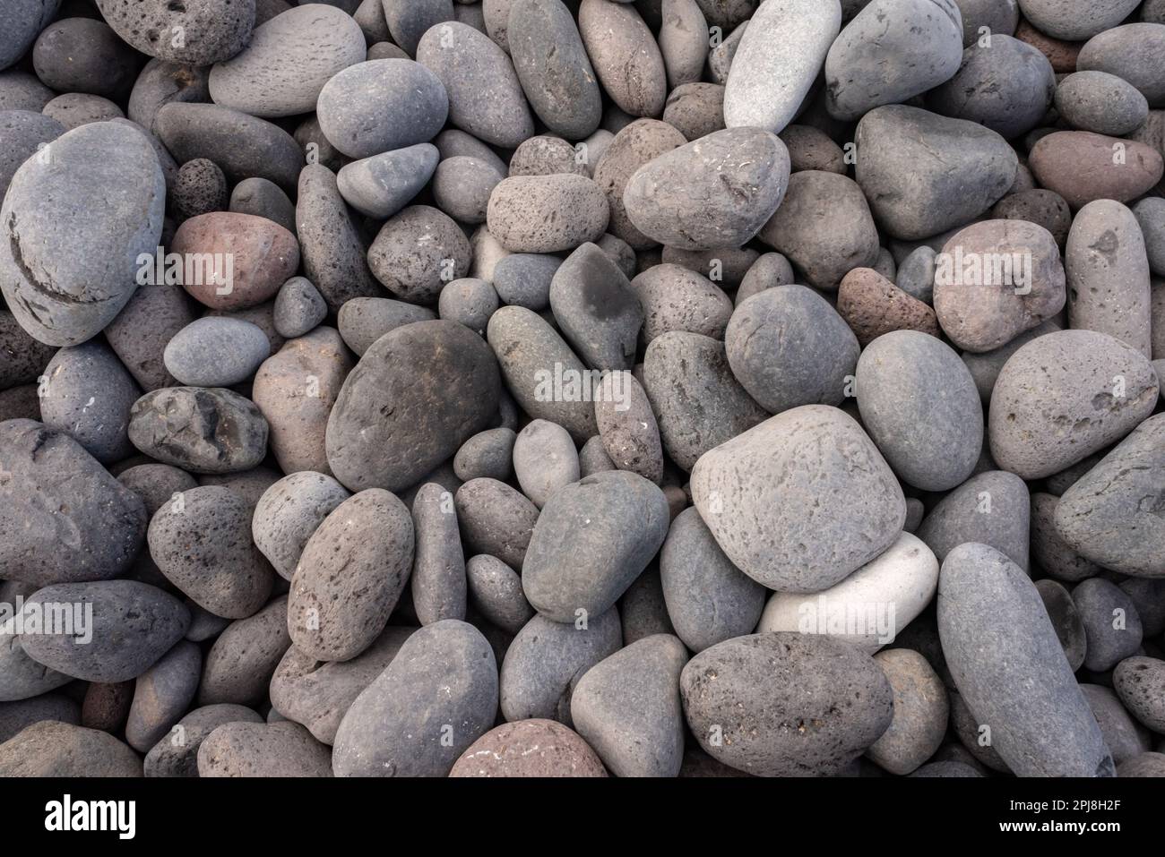 Tenerife, Spagna. Ciottoli su una spiaggia sull'isola di Tenerife. Adatto come motivo per tappezzeria. Foto Stock