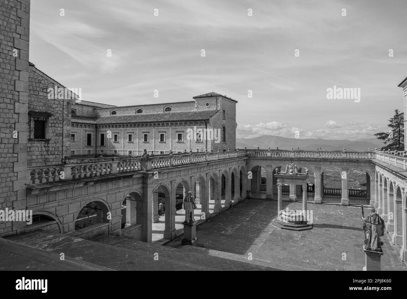 L'abbazia di Montecassino è un monastero benedettino situato in cima a Montecassino, nel Lazio. E' il più antico monastero d'Italia insieme a t Foto Stock