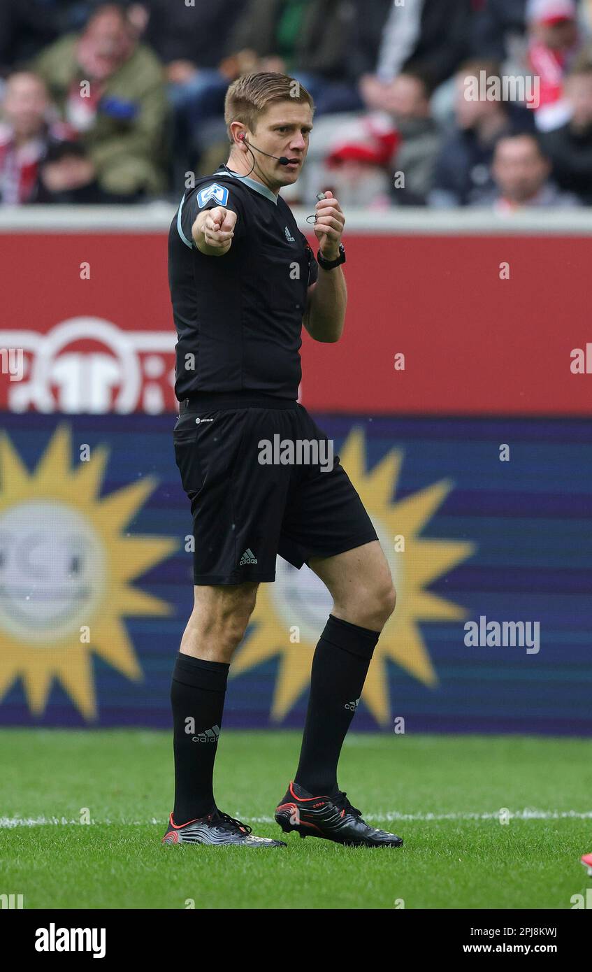 Dusseldorf, Germania. 31st Mar, 2023. Primo : 03/31/2023, calcio, 2nd° divisione, 2nd Bundesliga, Stagione 2022/2023, Fortuna Dusseldorf - HSV Hamburg Hamburg, HSV Hamburg Hamburg Hamburg Hamburg 2: 2 arbitro Robert SCHRODER, Gesture Credit: dpa/Alamy Live News Foto Stock