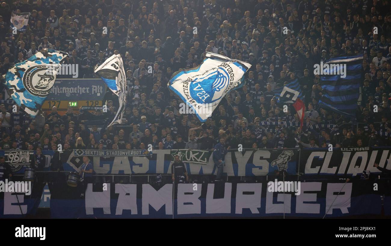 Dusseldorf, Germania. 31st Mar, 2023. Primo : 03/31/2023, calcio, campionato 2nd, 2nd Bundesliga, Stagione 2022/2023, Fortuna Dusseldorf - HSV Hamburg Hamburg, HSV Hamburg Hamburg Hamburg Hamburg 2: 2 tifosi HSV Hamburg Hamburg, bandiere Credit: dpa/Alamy Live News Foto Stock