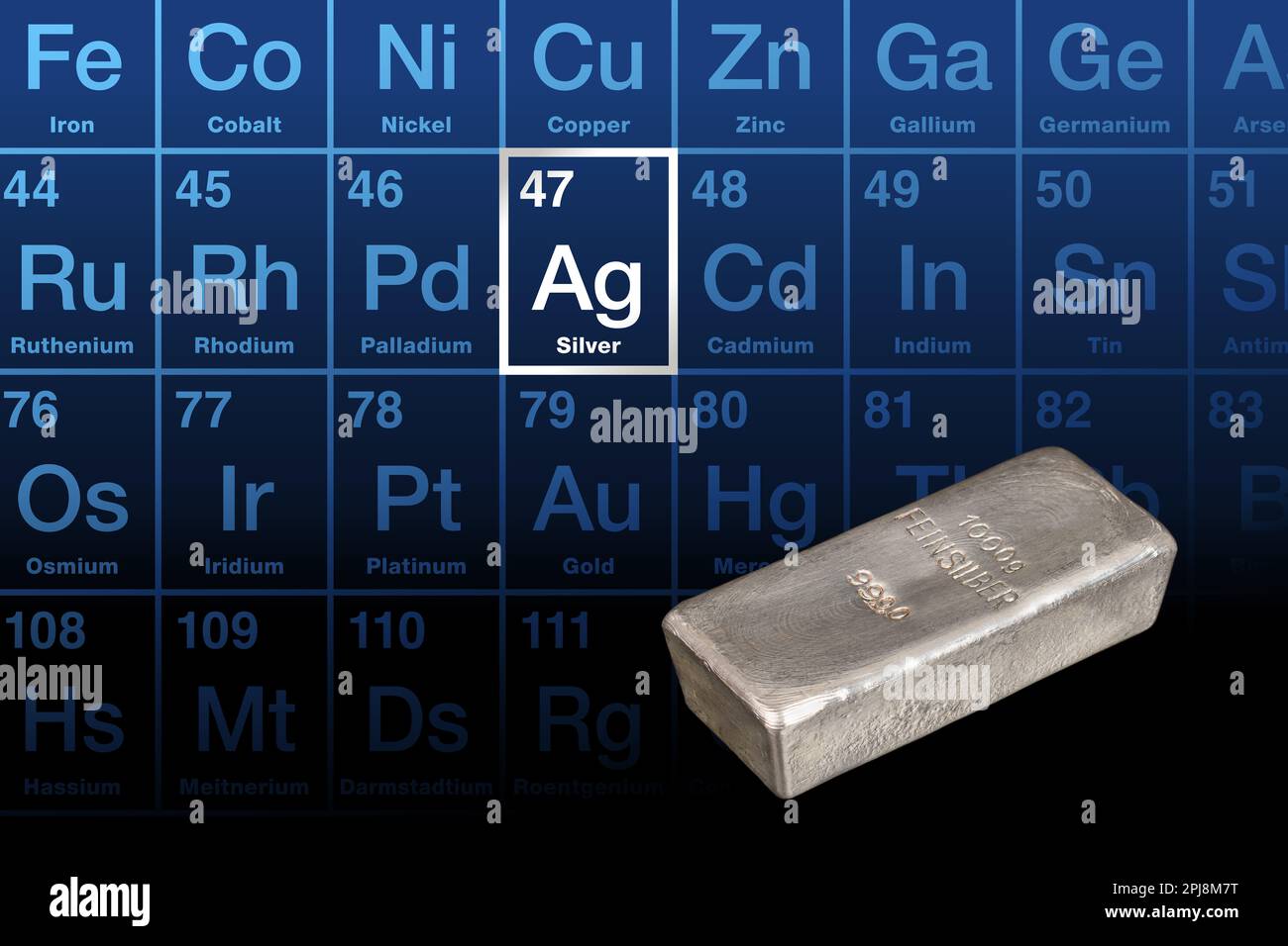 Barra in argento fuso e tavola periodica con elemento in argento evidenziato. 1000 grammo di barretta, 32,15 once troy dell'elemento chimico raffinato. Foto Stock
