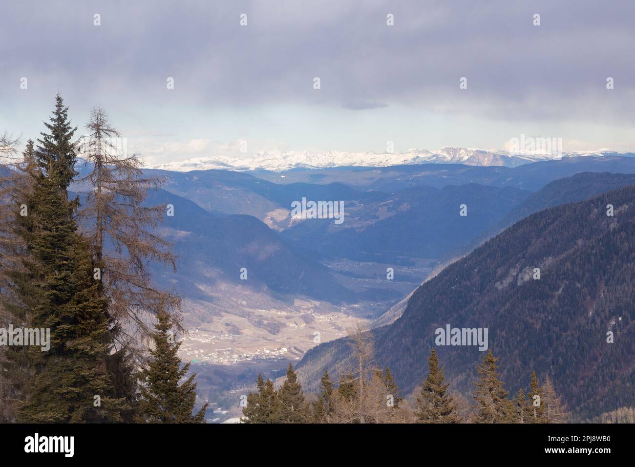 Vista sulla montagna dalla stazione sciistica di Folgarida, mancanza di neve, Italia (febbraio 2022) Foto Stock