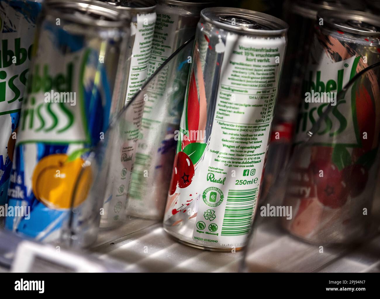 HAARLEM - Una lattina con un deposito in un supermercato. Oltre alle piccole bottiglie di plastica, ci sarà anche un deposito di € 0,15 su lattine di bevande, come bevande analcoliche, birra e bevande energetiche. Le lattine con un deposito saranno presto riconoscibili dal logo del deposito e possono essere consegnate in più di 27.000 punti di raccolta, come supermercati, stazioni di rifornimento lungo l'autostrada e club sportivi. ANP REMKO DE WAAL netherlands out - belgium out Credit: ANP/Alamy Live News Foto Stock