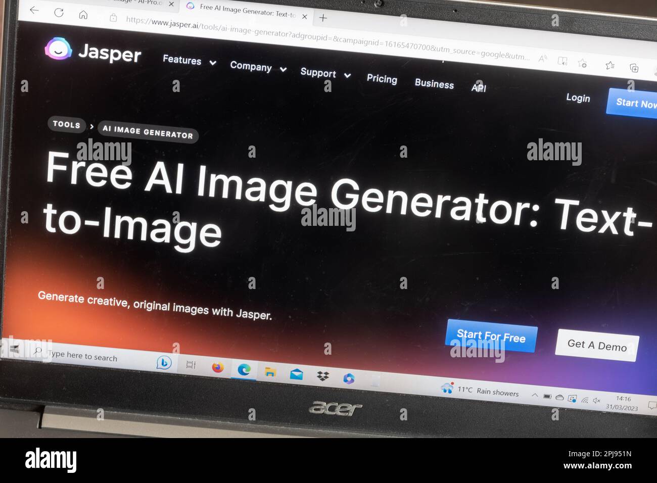 Jasper ai website on computer screen, un programma di intelligenza artificiale per generare immagini da descrizioni di testo in lingua Foto Stock