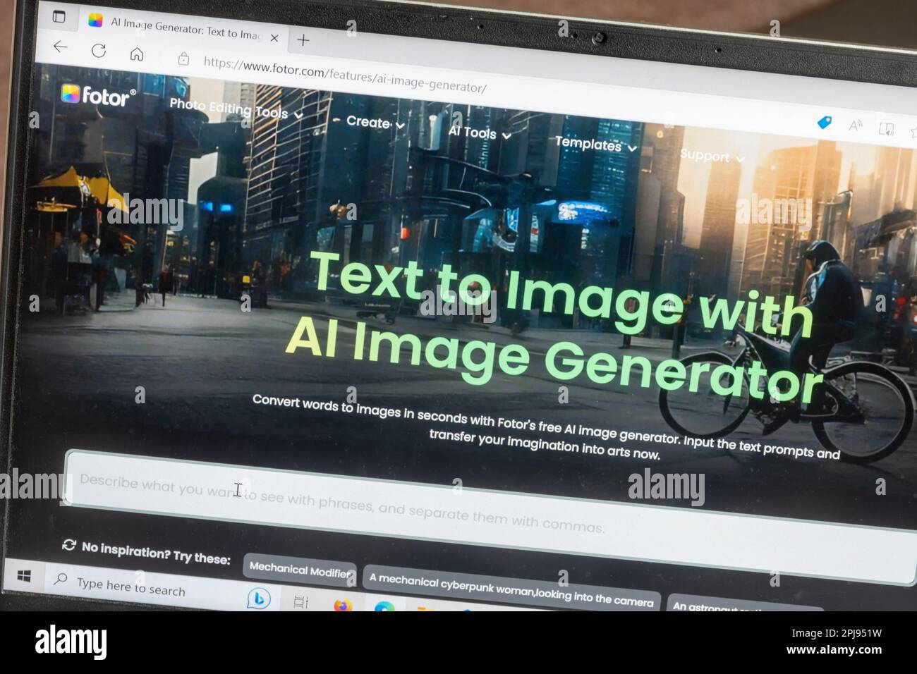 Fotor website on computer screen, un programma di intelligenza artificiale per generare immagini da descrizioni di testo in lingua Foto Stock