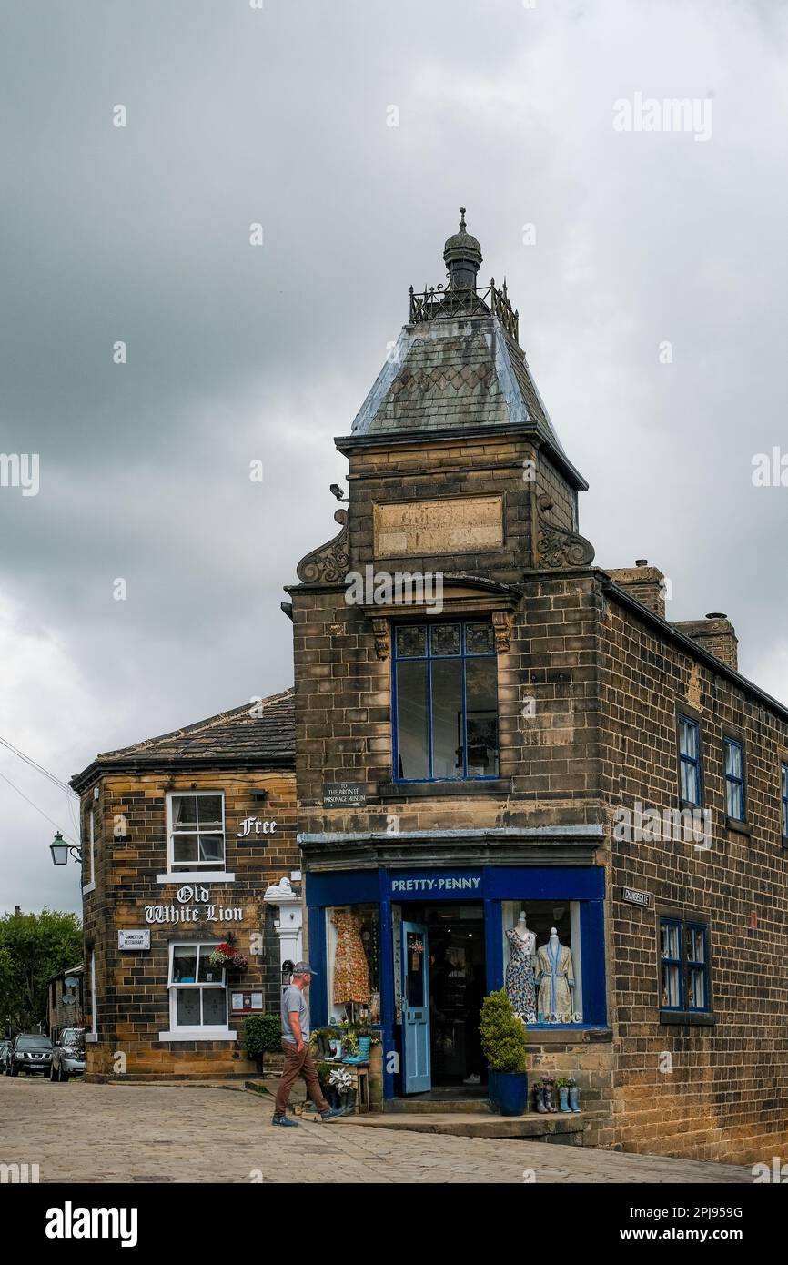 Haworth, West Yorkshire, Regno Unito. Pretty Penny - un negozio in cima alla Main Street di Haworth, un'attrazione popolare per i visitatori. Foto Stock