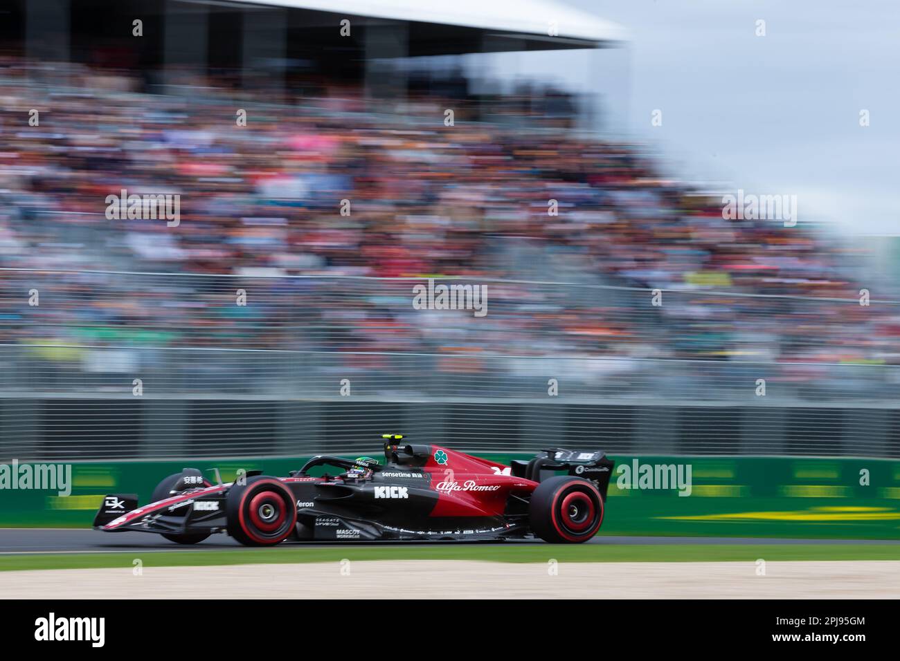 Melbourne, Australia, 1 aprile 2023. Zhou Guanyu (24) guida per la puntata del Team Alfa Romeo F1 durante le Qualifiche di Formula 1 al Gran Premio d'Australia di Formula uno del 01 aprile 2023, al circuito del Gran Premio di Melbourne ad Albert Park, Australia. Credit: Dave Hewison/Speed Media/Alamy Live News Foto Stock
