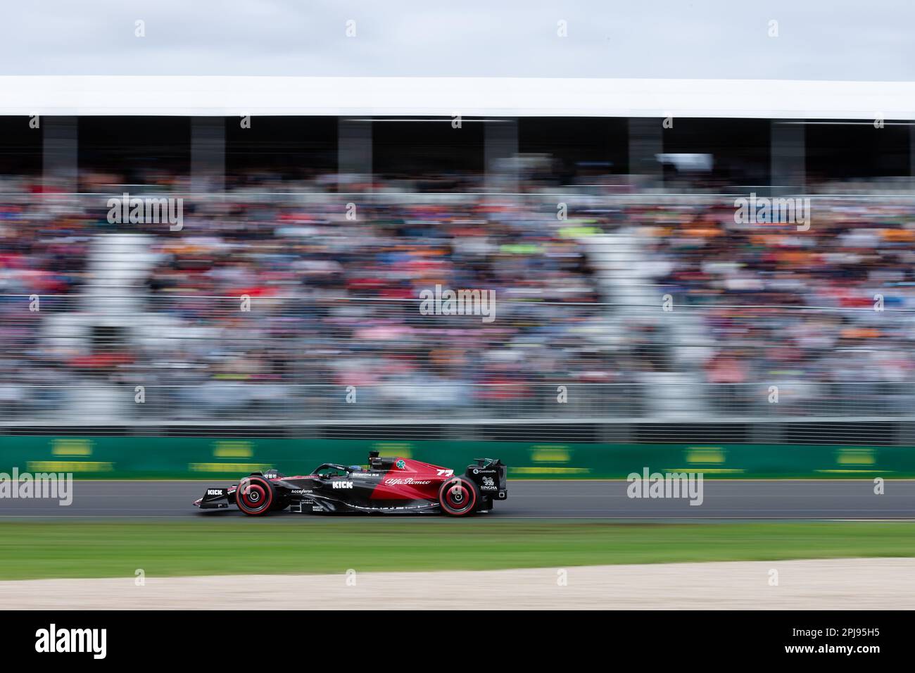 Melbourne, Australia, 1 aprile 2023. Valtteri Bottas (77) guida per la puntata del Team Alfa Romeo F1 durante le Qualifiche di Formula 1 al Gran Premio d'Australia di Formula uno del 01 aprile 2023, al circuito Grand Prix di Melbourne ad Albert Park, Australia. Credit: Dave Hewison/Speed Media/Alamy Live News Foto Stock