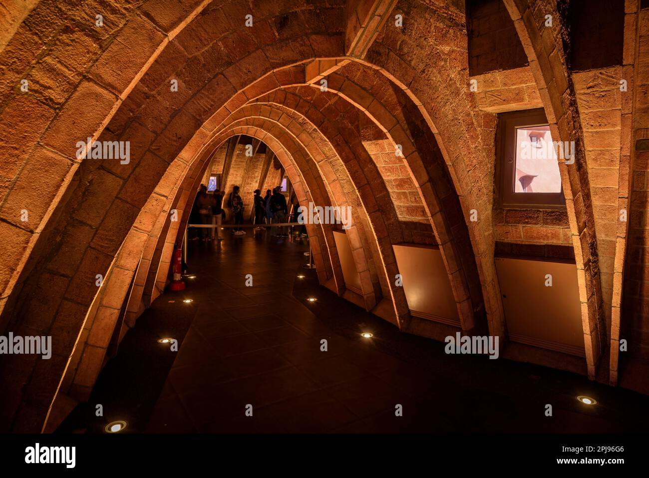 Soffitta di Casa Milà (la Pedrera) con gli archi catenaria realizzati con mattoni a vista progettati da Gaudí (Barcellona, Catalogna, Spagna) Foto Stock