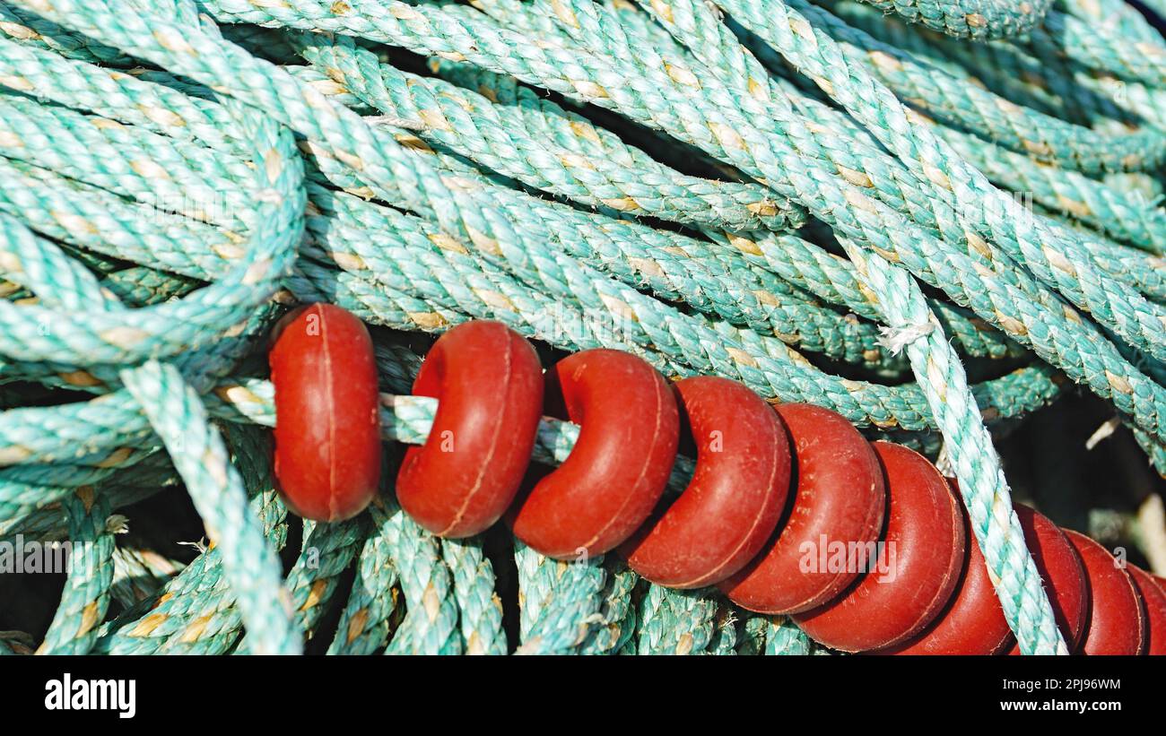 Corde e attrezzi da pesca in un porto di Spagna, Europa Foto Stock