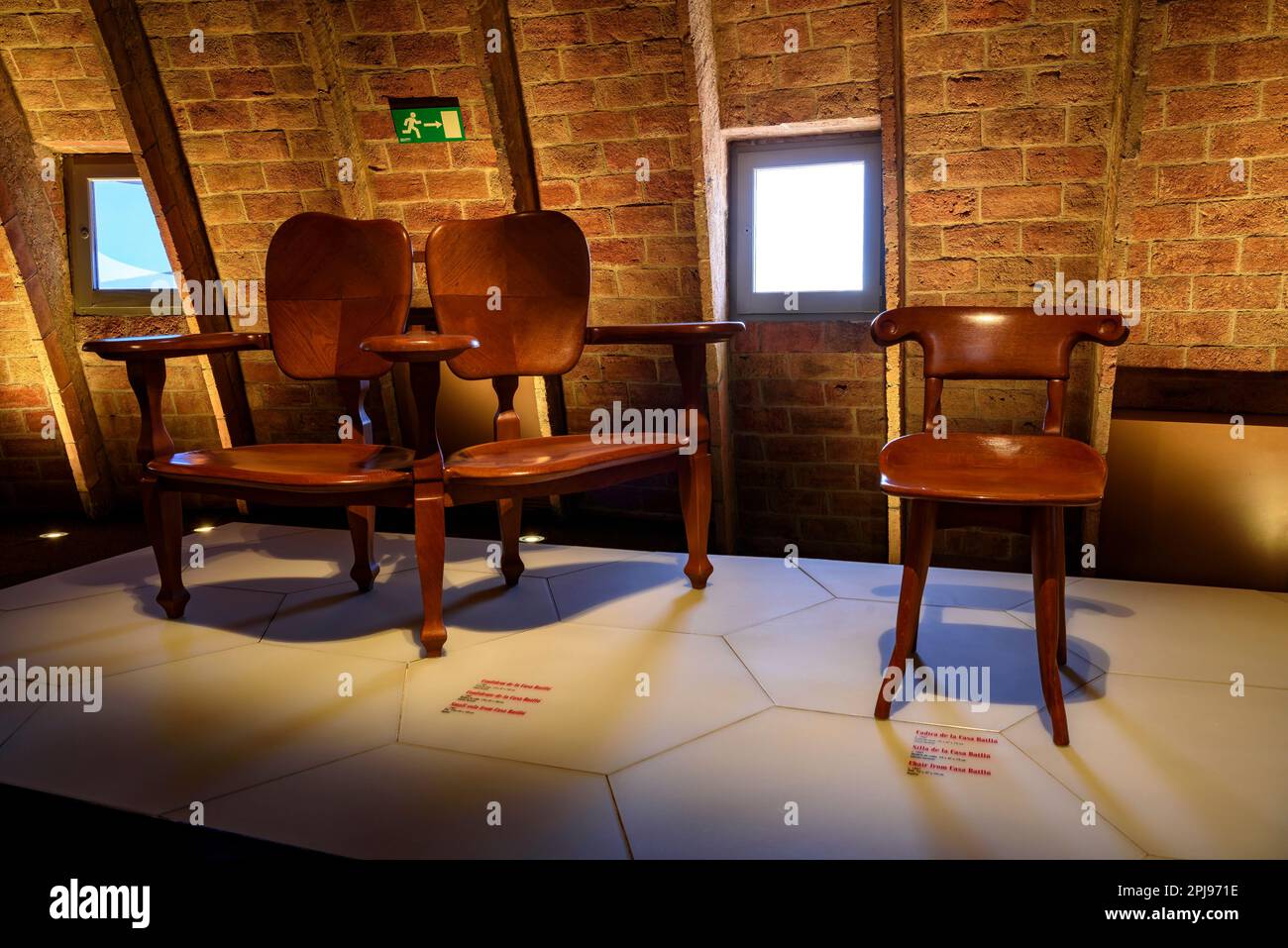 Sedia progettata da Antoni Gaudí per la Casa Batlló ed esposta in una mostra all'interno di Casa Milà - la Pedrera (Barcellona, Catalogna, Spagna) Foto Stock