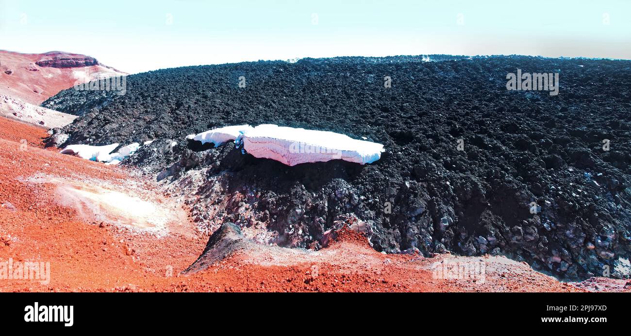 Avanzamento del flusso di lava del vulcano. La lava viscosa (tipo aa) con abbondanza di silice si muove lentamente lungo il canale. Il colore luminoso dell'andosol è dovuto al deposito di zolfo Foto Stock