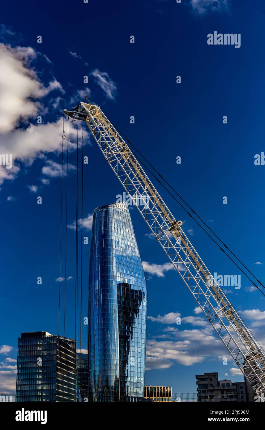 Un Blackfriars e una gru gigante in primo piano contro un cielo blu profondo.Sala per la copia editoriale su immagine a forma di ritratto.concetto di costruzione. Foto Stock